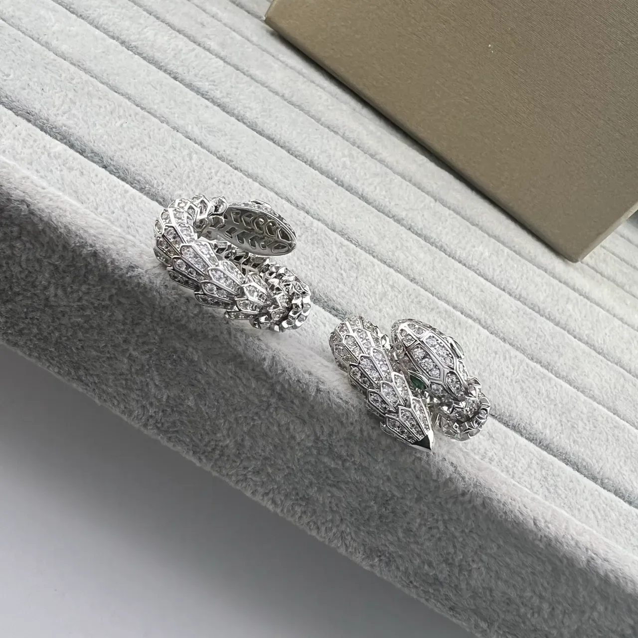 Bvlgari Serpenti Boucles d'oreilles Pavé Diamants et Émeraudes Tête de Serpent 4