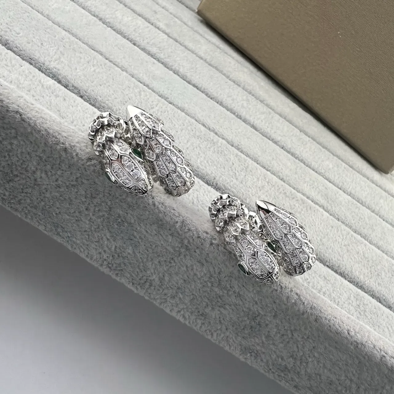 Bvlgari Serpenti Boucles d'oreilles Pavé Diamants et Émeraudes Tête de Serpent 5