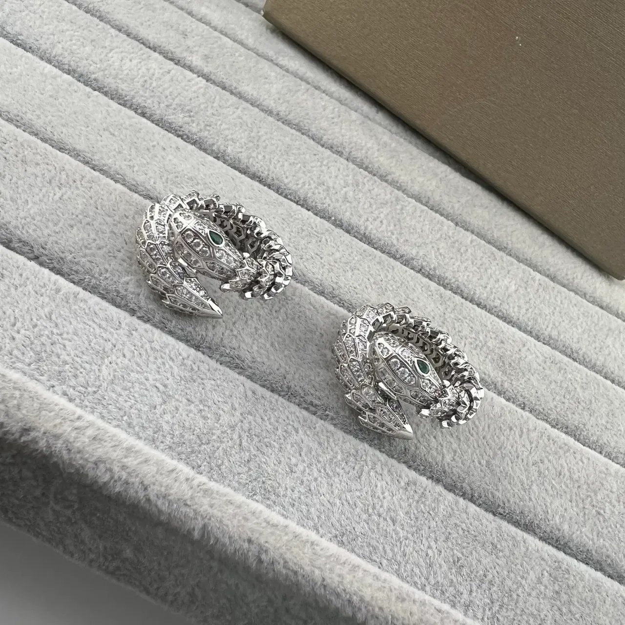 Bvlgari Serpenti Boucles d'oreilles Pavé Diamants et Émeraudes Tête de Serpent 6