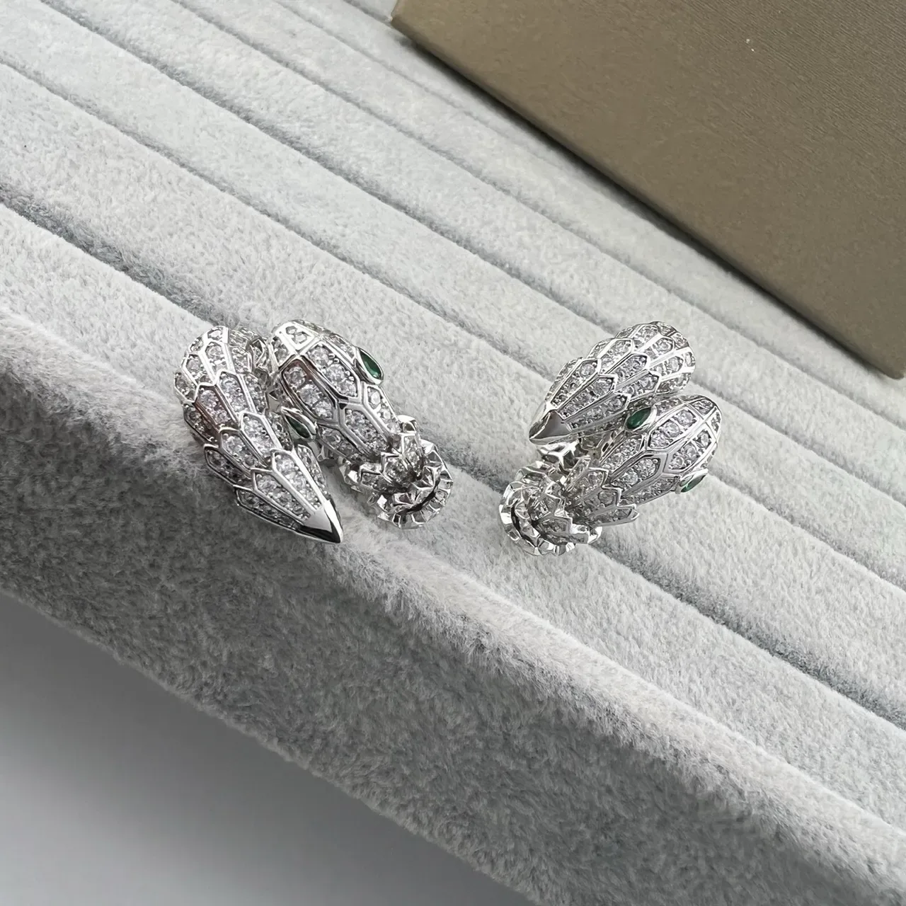 Bvlgari Serpenti Boucles d'oreilles Pavé Diamants et Émeraudes Tête de Serpent 7