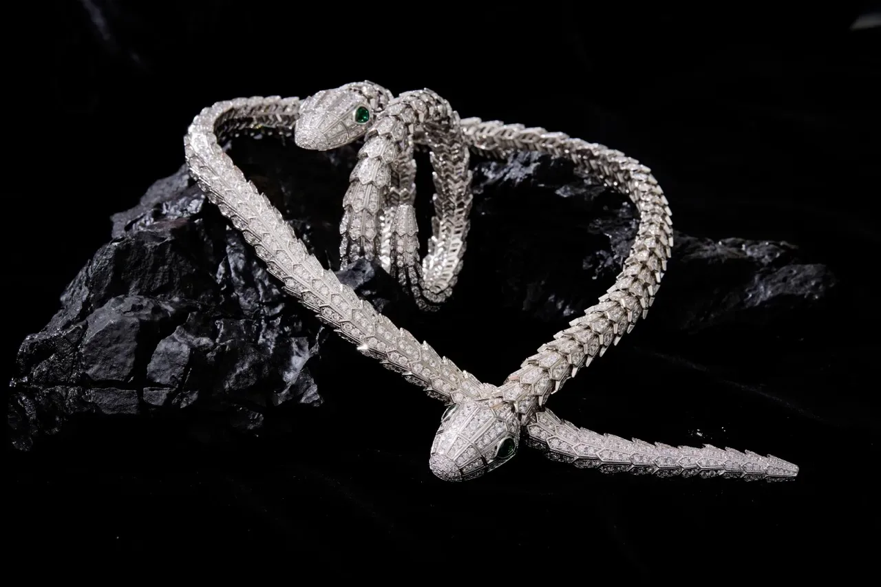 Bvlgari Serpenti Bracelet Silver Green motif d'écailles articulées avec diamants pavé 3