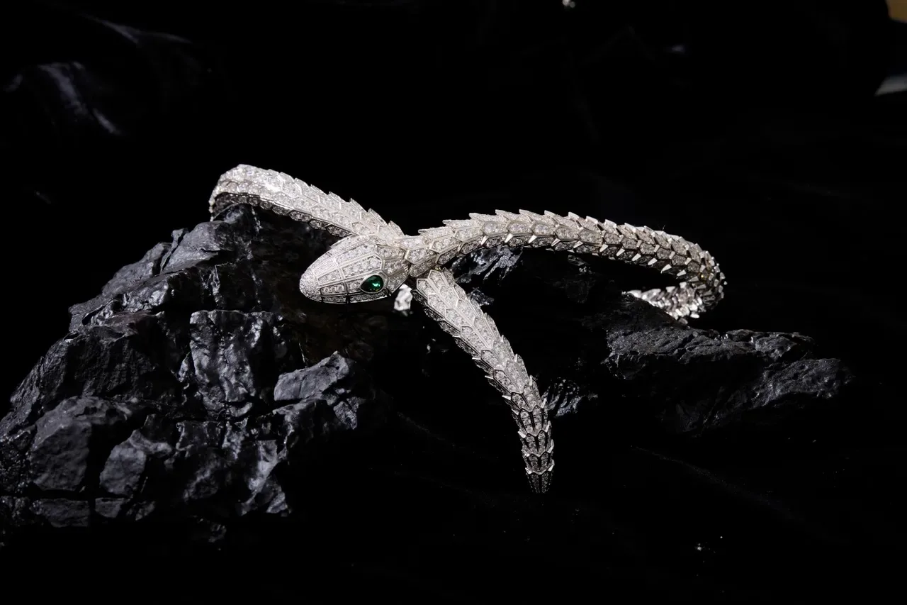 Bvlgari Serpenti Bracelet Silver Green motif d'écailles articulées avec diamants pavé 4