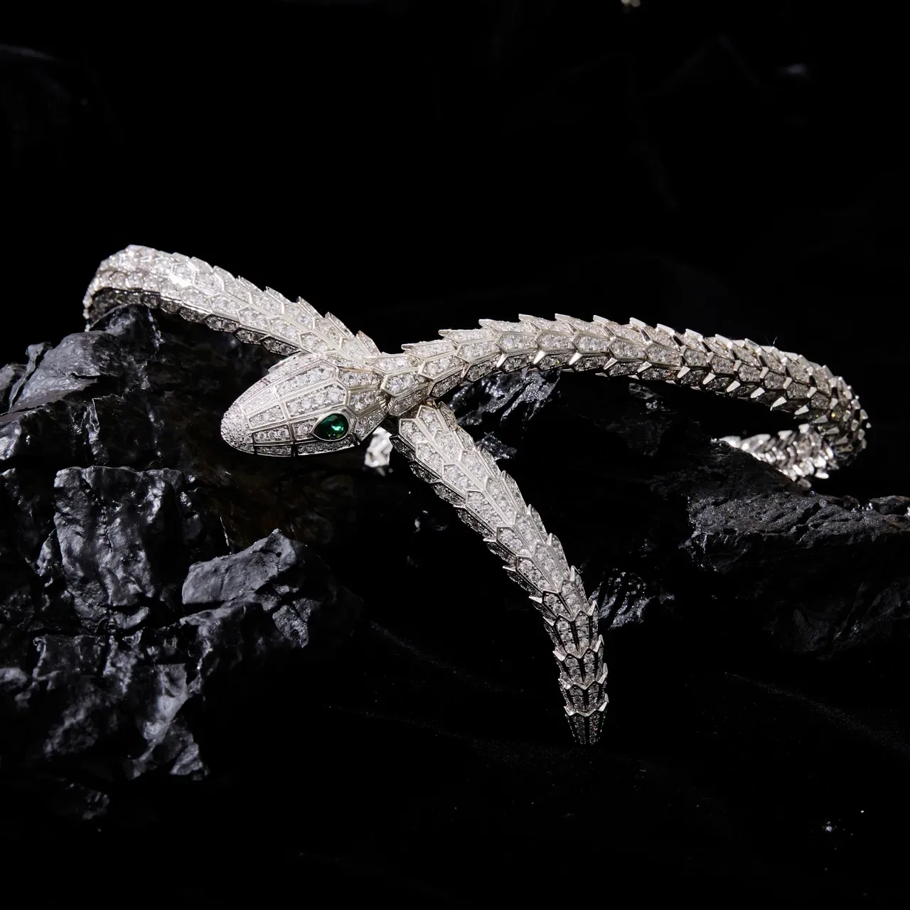 Bvlgari Serpenti Bracelet Silver Green motif d'écailles articulées avec diamants pavé 5
