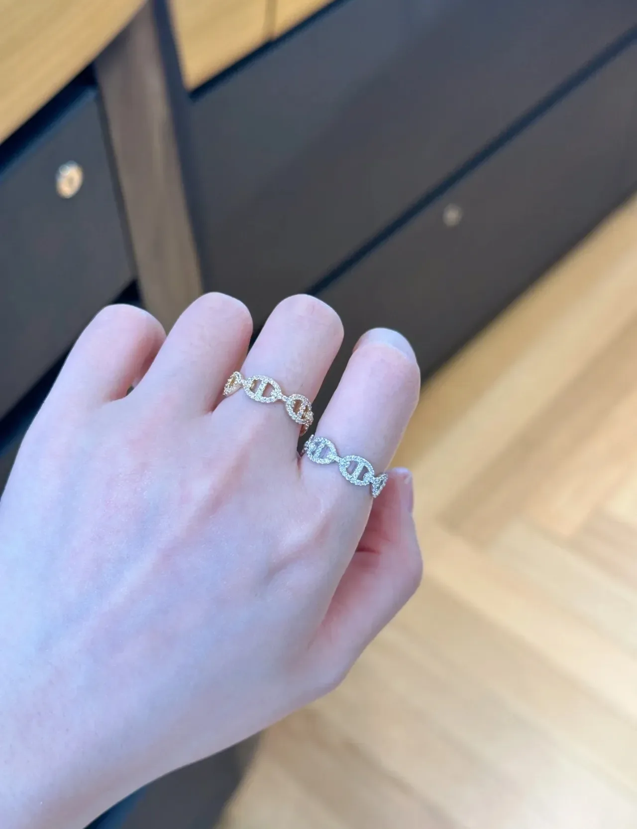 Bague Cartier Or Navy Motif Oval Interlocké avec Pierres Pavé 3