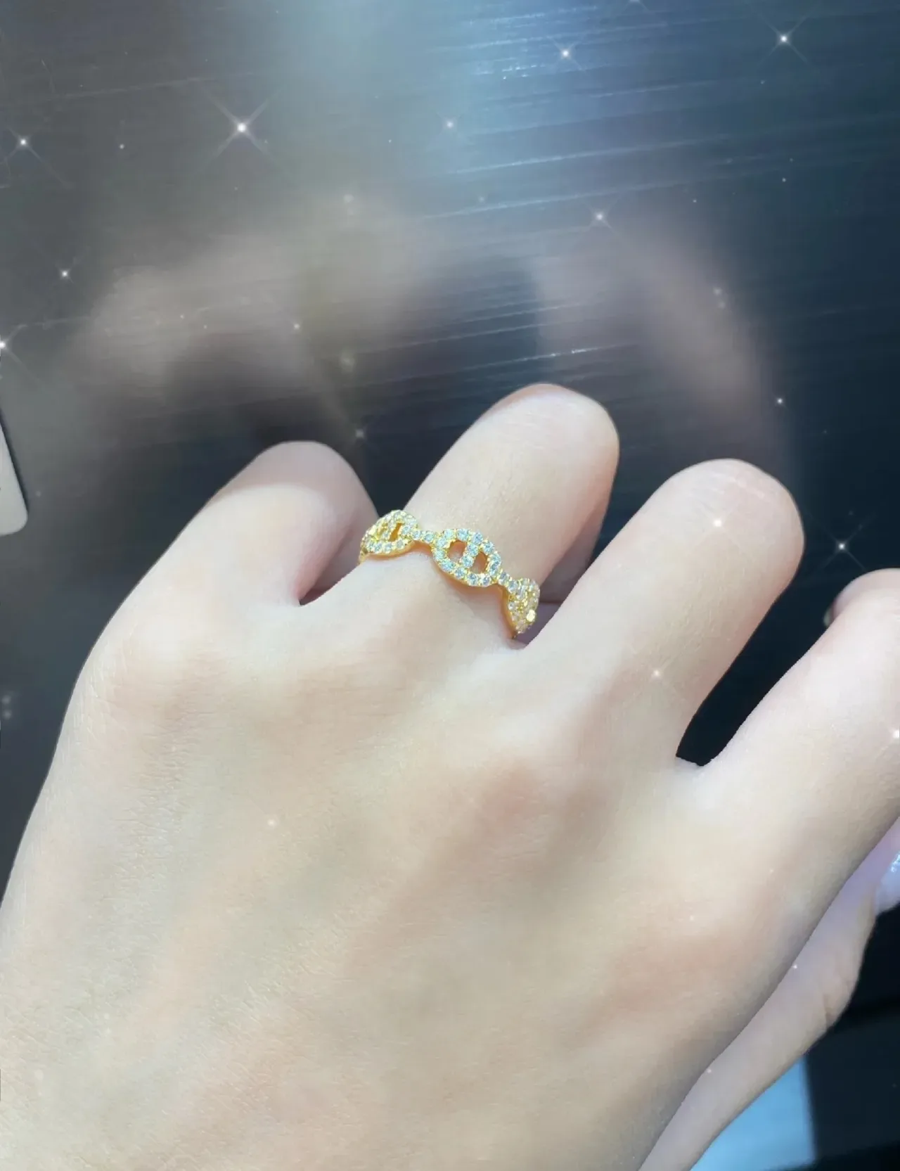 Bague Cartier Or Navy Motif Oval Interlocké avec Pierres Pavé 5