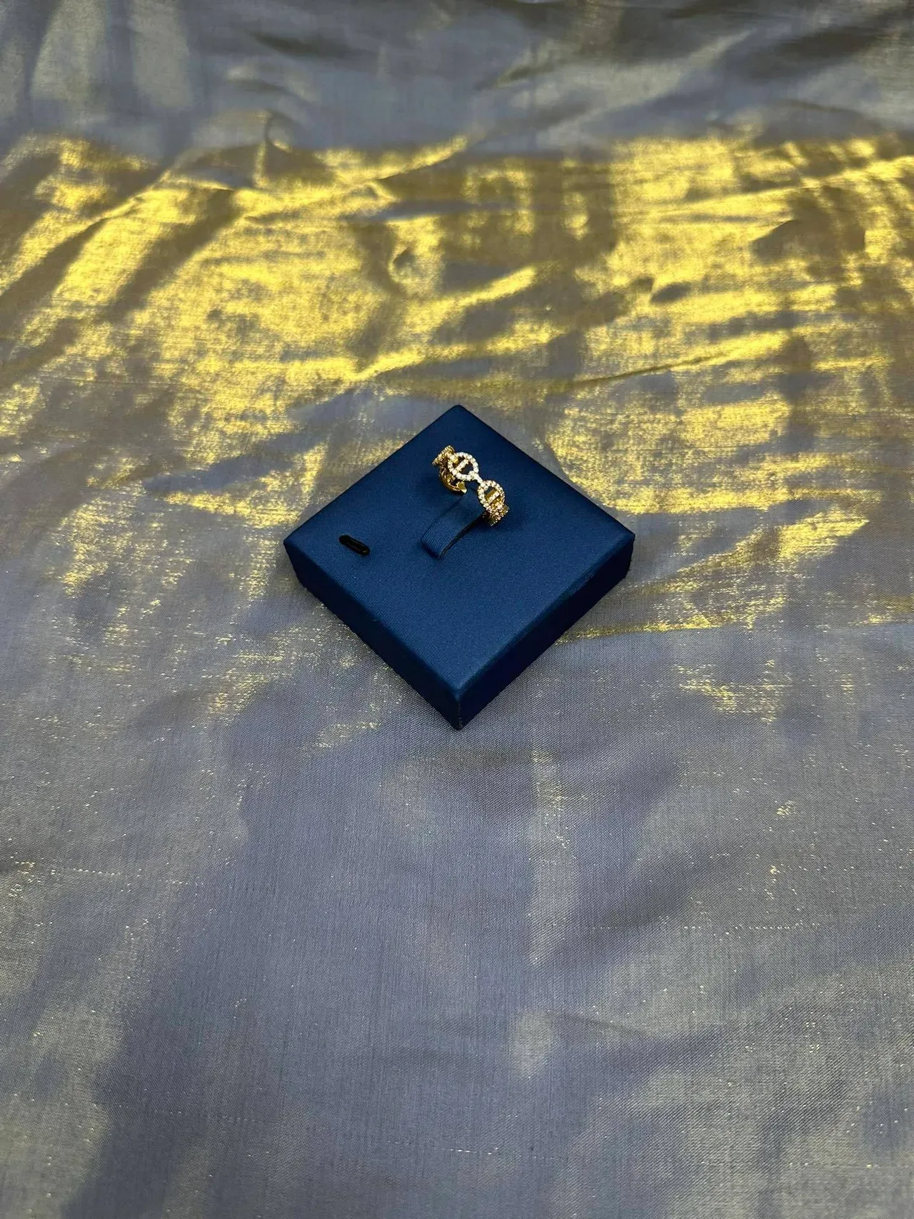 Bague Cartier Or Navy Motif Oval Interlocké avec Pierres Pavé 9
