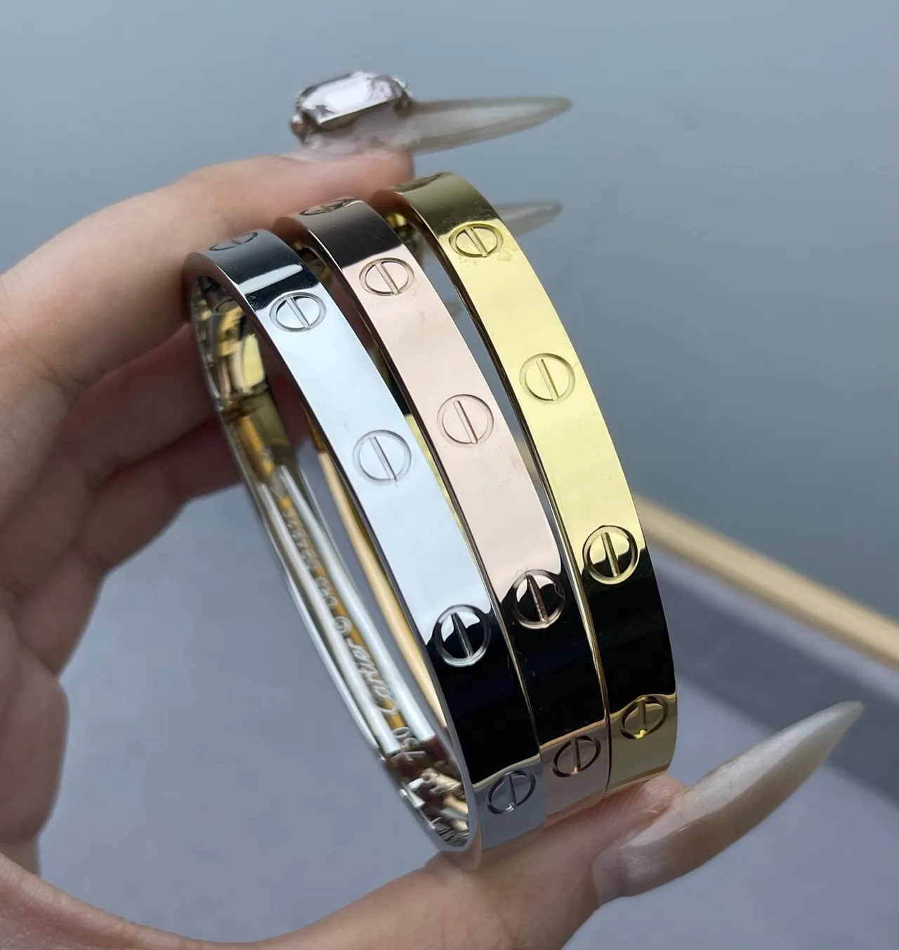Cartier Love bracelet rigide bangle or noir motif vis 2