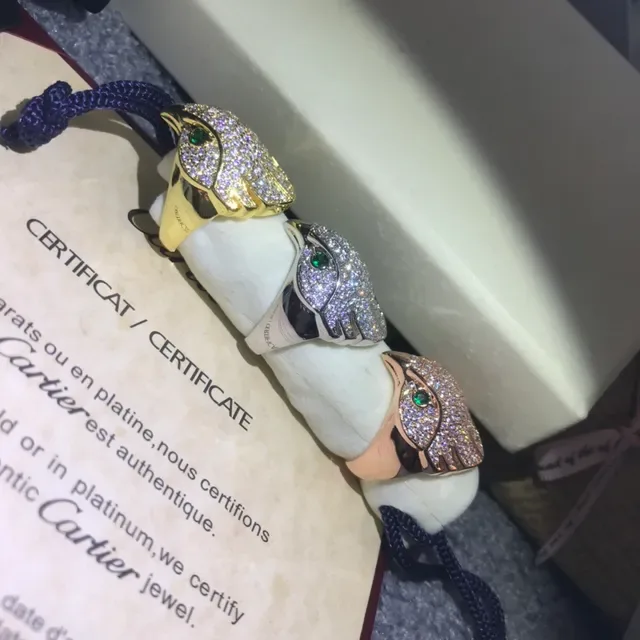 Anel Cartier Panthère cabeça de pantera Pavé diamantes e esmeraldas 2