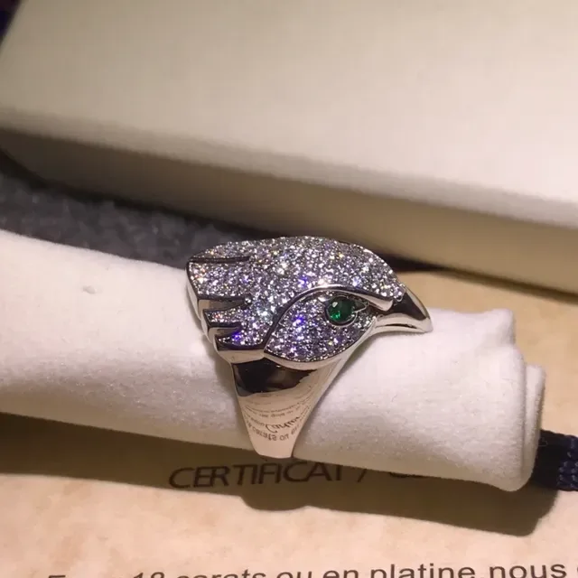 Anel Cartier Panthère cabeça de pantera Pavé diamantes e esmeraldas 3