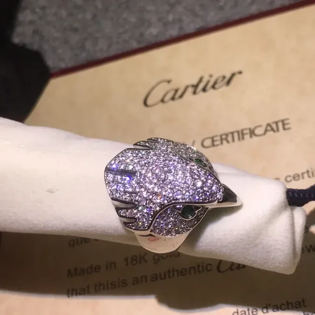 Anel Cartier Panthère cabeça de pantera Pavé diamantes e esmeraldas 4