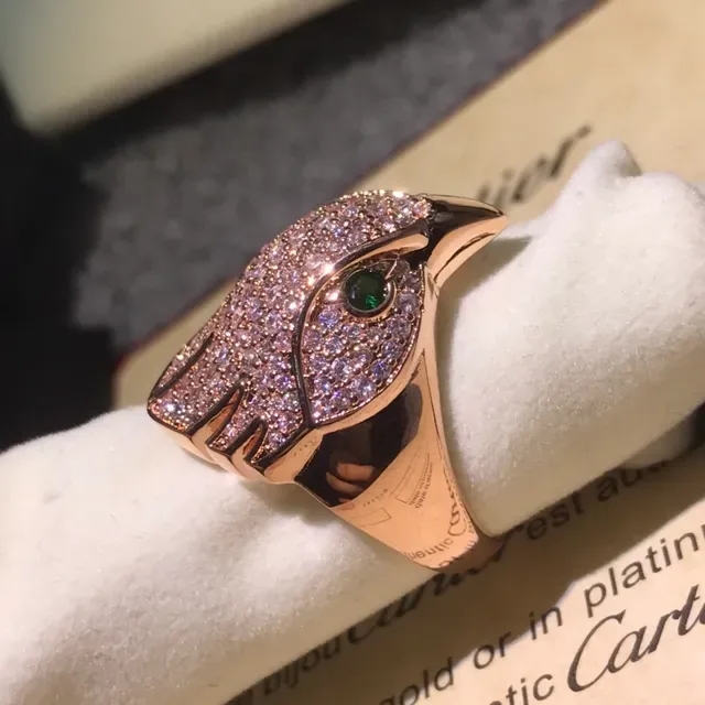 Anel Cartier Panthère cabeça de pantera Pavé diamantes e esmeraldas 6