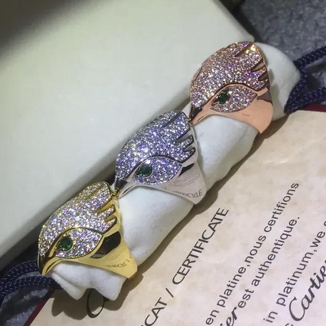 Anel Cartier Panthère cabeça de pantera Pavé diamantes e esmeraldas 7