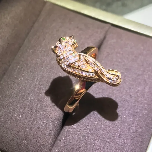 Bague Cartier Panthère Motif Pavé Diamants et Émeraudes 2