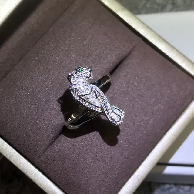 Bague Cartier Panthère Motif Pavé Diamants et Émeraudes 3