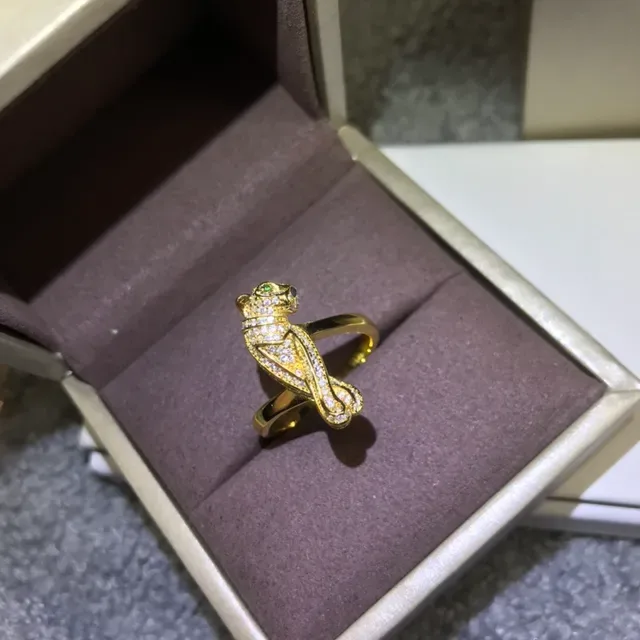 Bague Cartier Panthère Motif Pavé Diamants et Émeraudes 4
