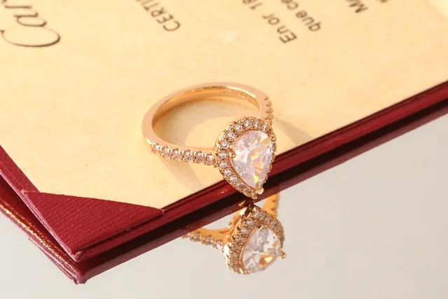 Cartier Bague diamant taille poire halo pavé 7