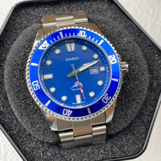 Casio Reloj de estilo buceo con esfera azul y plata y bisel de cerámica