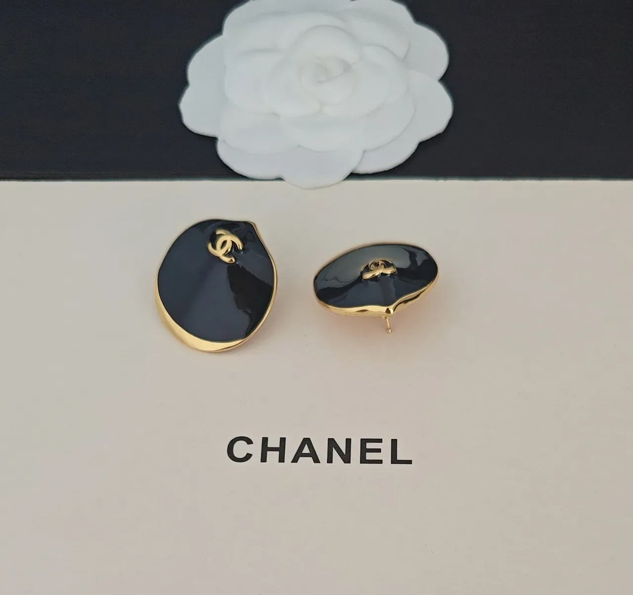 Chanel Boucles d'Oreilles en Émail Noir et Doré avec Logo CC 2