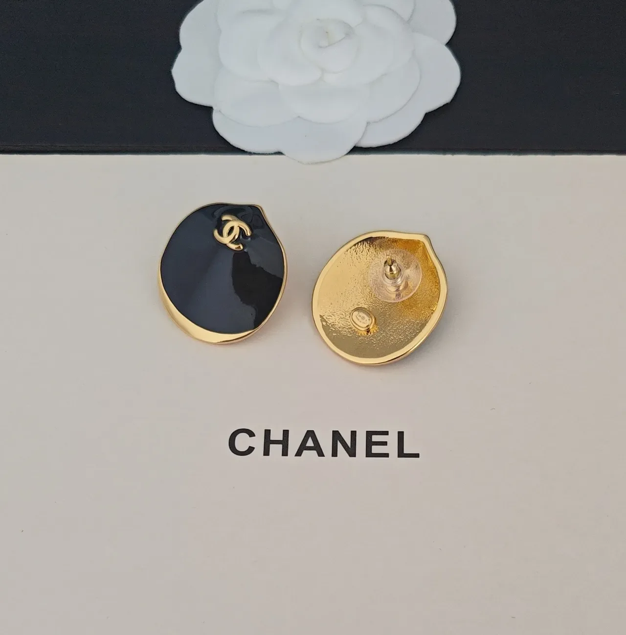 Chanel Boucles d'Oreilles en Émail Noir et Doré avec Logo CC 3