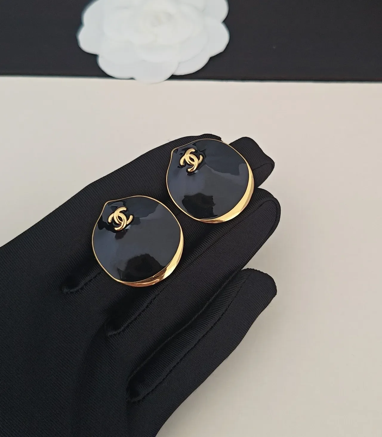 Chanel Boucles d'Oreilles en Émail Noir et Doré avec Logo CC 4
