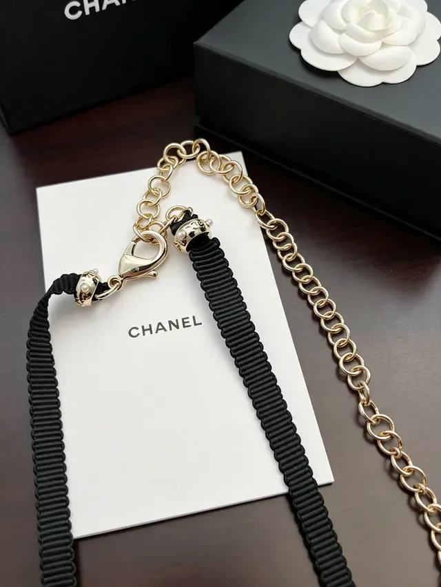 Collier Chanel noir et or, pendentif en résine en forme de cœur, perles et embellissement floral rouge 2