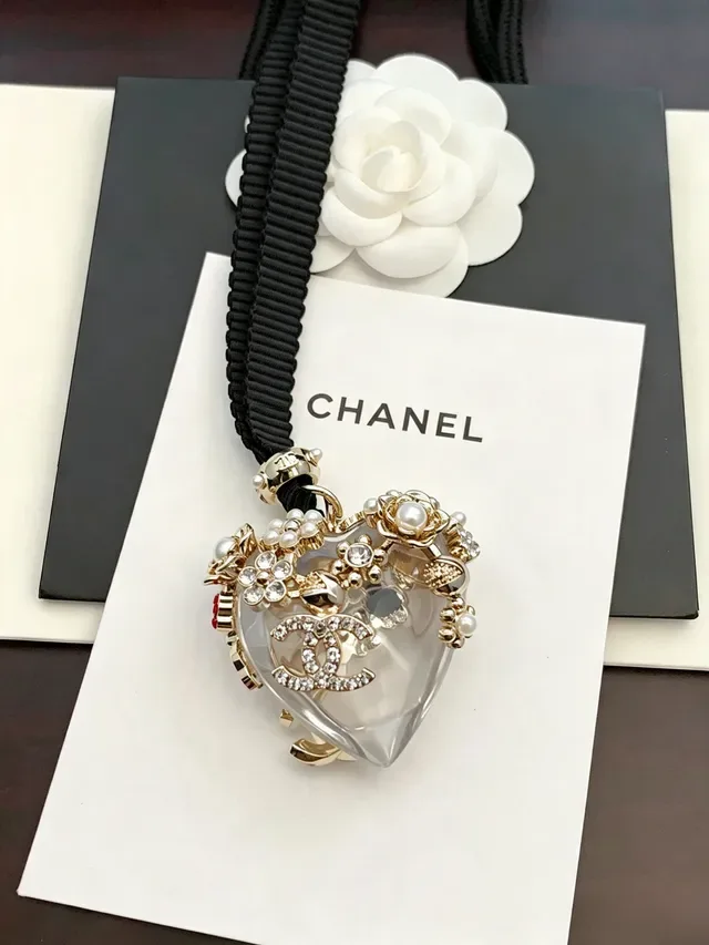 Collier Chanel noir et or, pendentif en résine en forme de cœur, perles et embellissement floral rouge 3