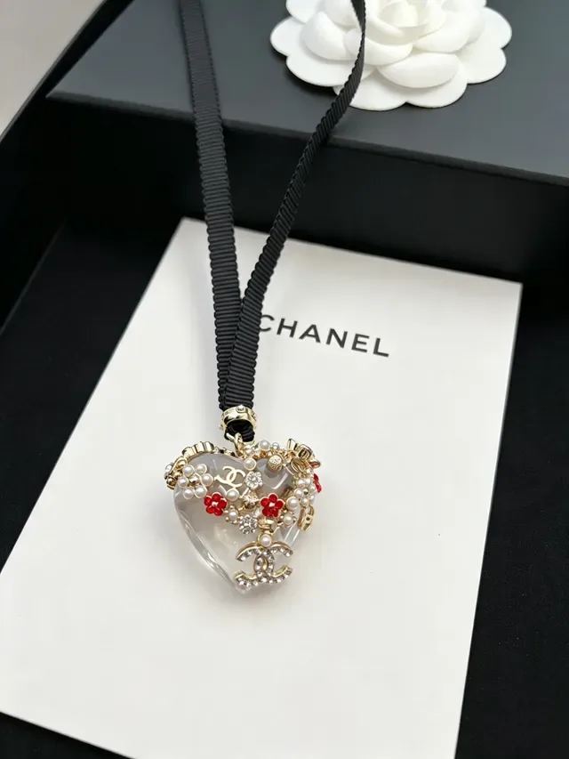 Collier Chanel noir et or, pendentif en résine en forme de cœur, perles et embellissement floral rouge 4