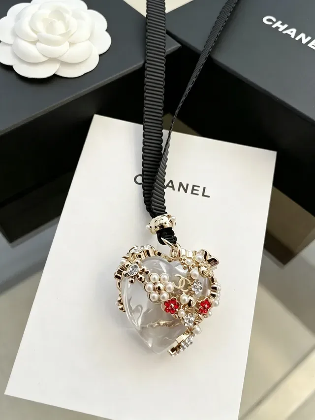 Collier Chanel noir et or, pendentif en résine en forme de cœur, perles et embellissement floral rouge 5