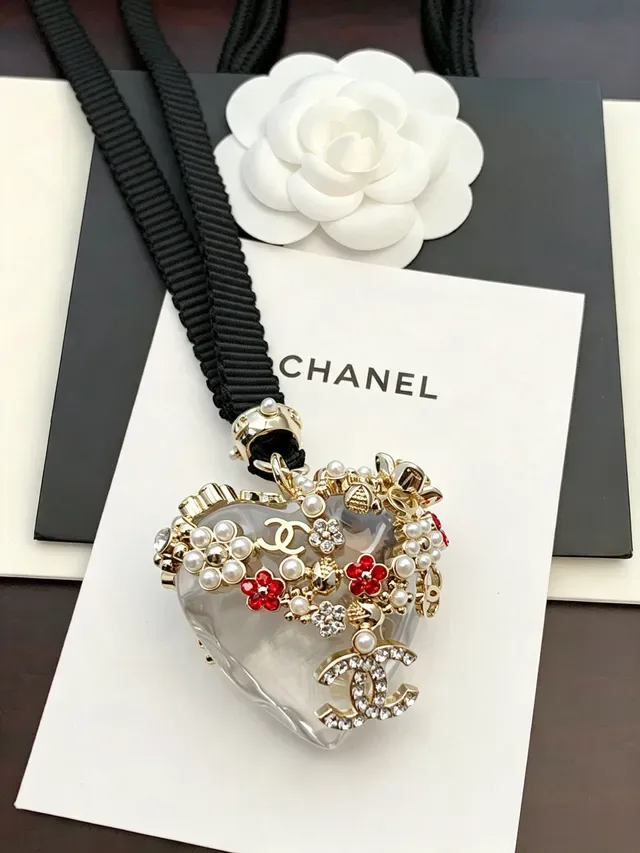 Collier Chanel noir et or, pendentif en résine en forme de cœur, perles et embellissement floral rouge 6