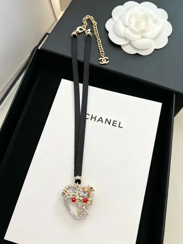 Collier Chanel noir et or, pendentif en résine en forme de cœur, perles et embellissement floral rouge 7