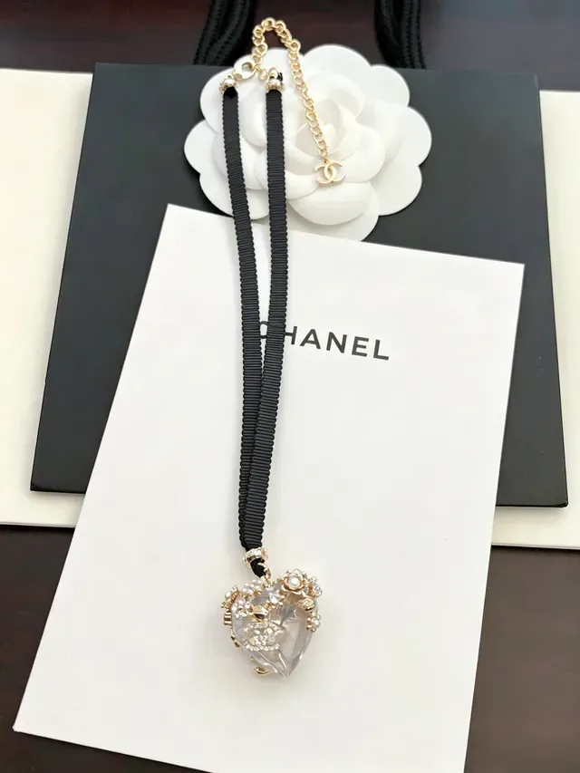 Collier Chanel noir et or, pendentif en résine en forme de cœur, perles et embellissement floral rouge 8