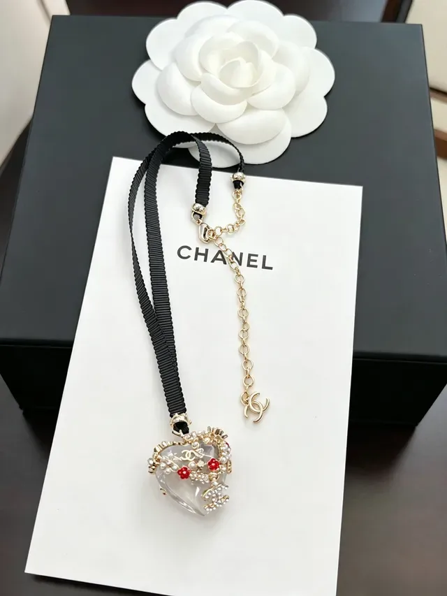 Collier Chanel noir et or, pendentif en résine en forme de cœur, perles et embellissement floral rouge 9