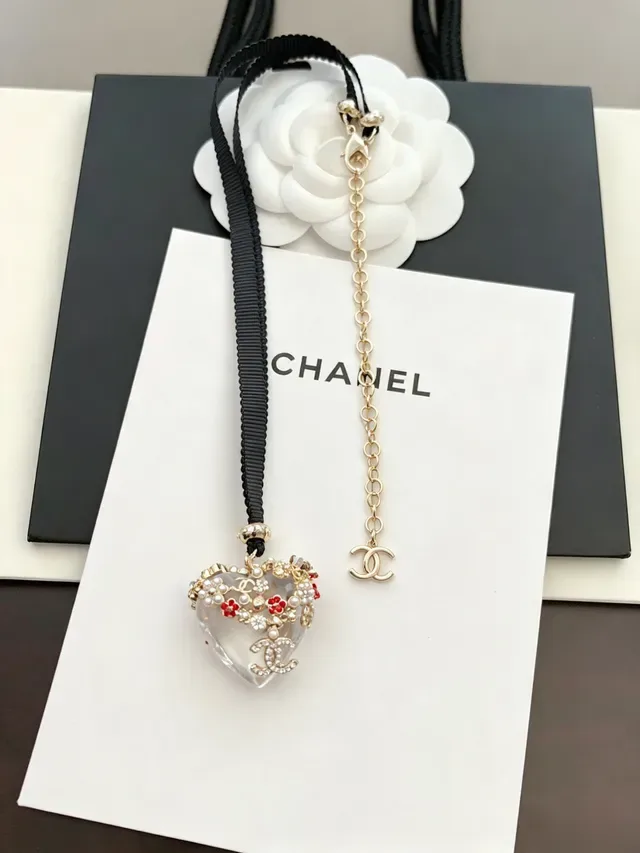 Collier Chanel noir et or, pendentif en résine en forme de cœur, perles et embellissement floral rouge 10