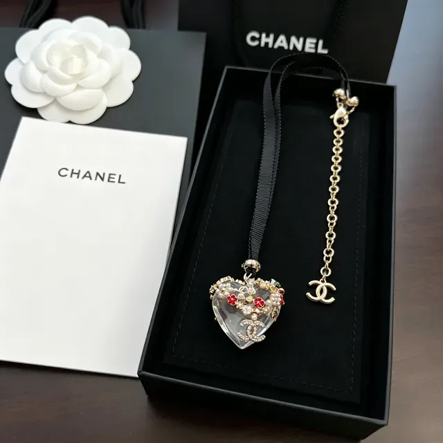 Collier Chanel noir et or, pendentif en résine en forme de cœur, perles et embellissement floral rouge 11