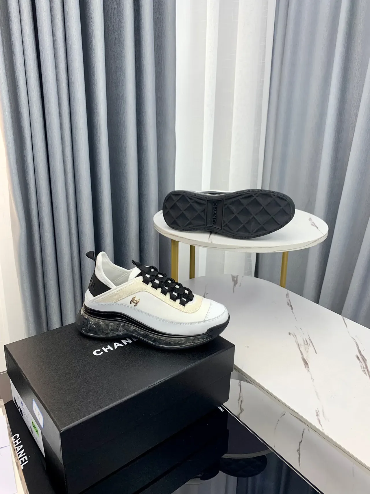 Chanel Tênis com Solado de Bolha Branco Preto Dourado Lifestyle Sneakers 2