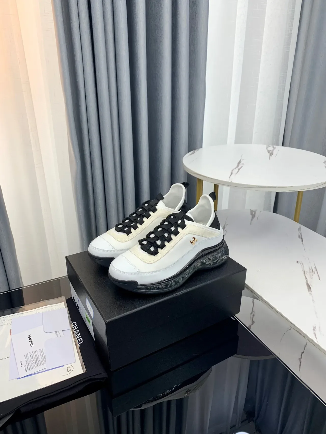 Chanel Tênis com Solado de Bolha Branco Preto Dourado Lifestyle Sneakers 3