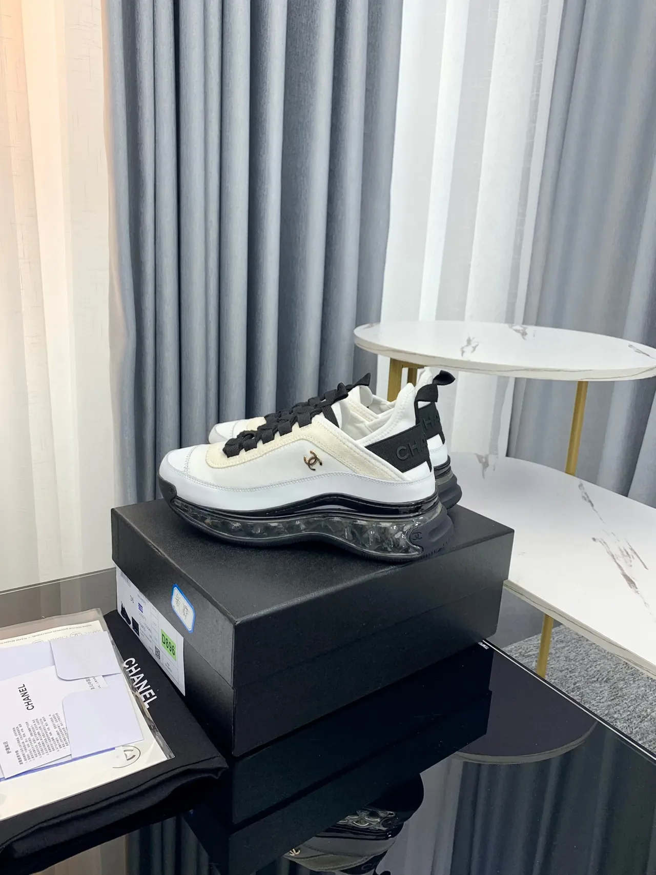 Chanel Tênis com Solado de Bolha Branco Preto Dourado Lifestyle Sneakers 4