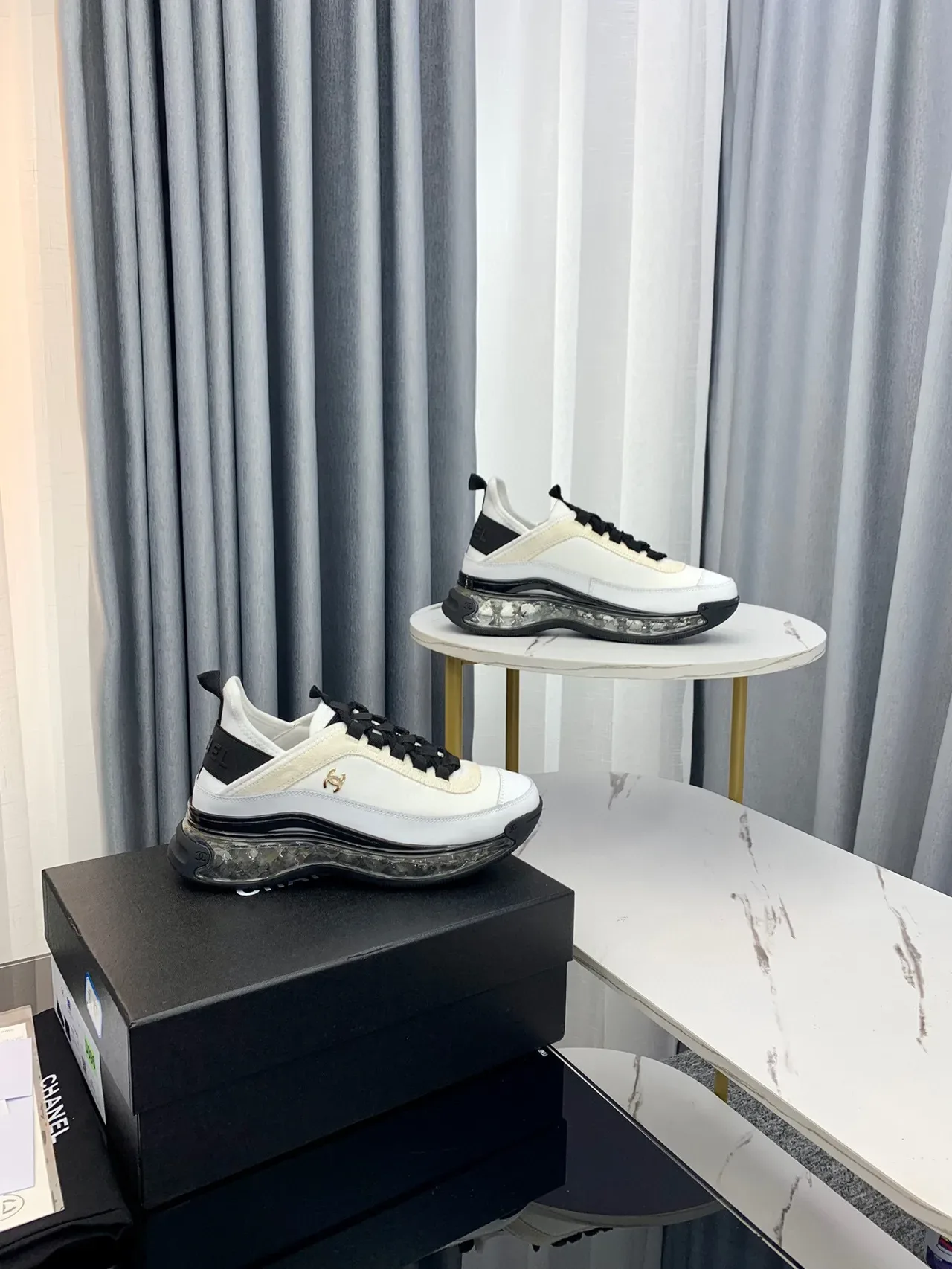 Chanel Tênis com Solado de Bolha Branco Preto Dourado Lifestyle Sneakers 7