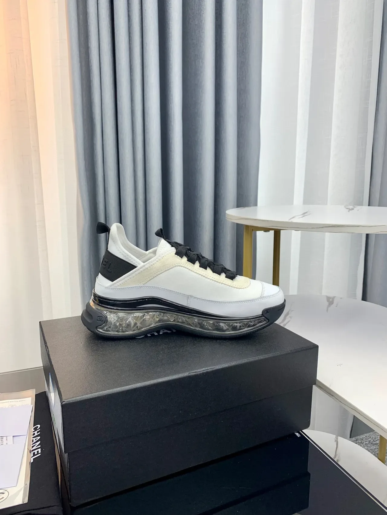 Chanel Tênis com Solado de Bolha Branco Preto Dourado Lifestyle Sneakers 8