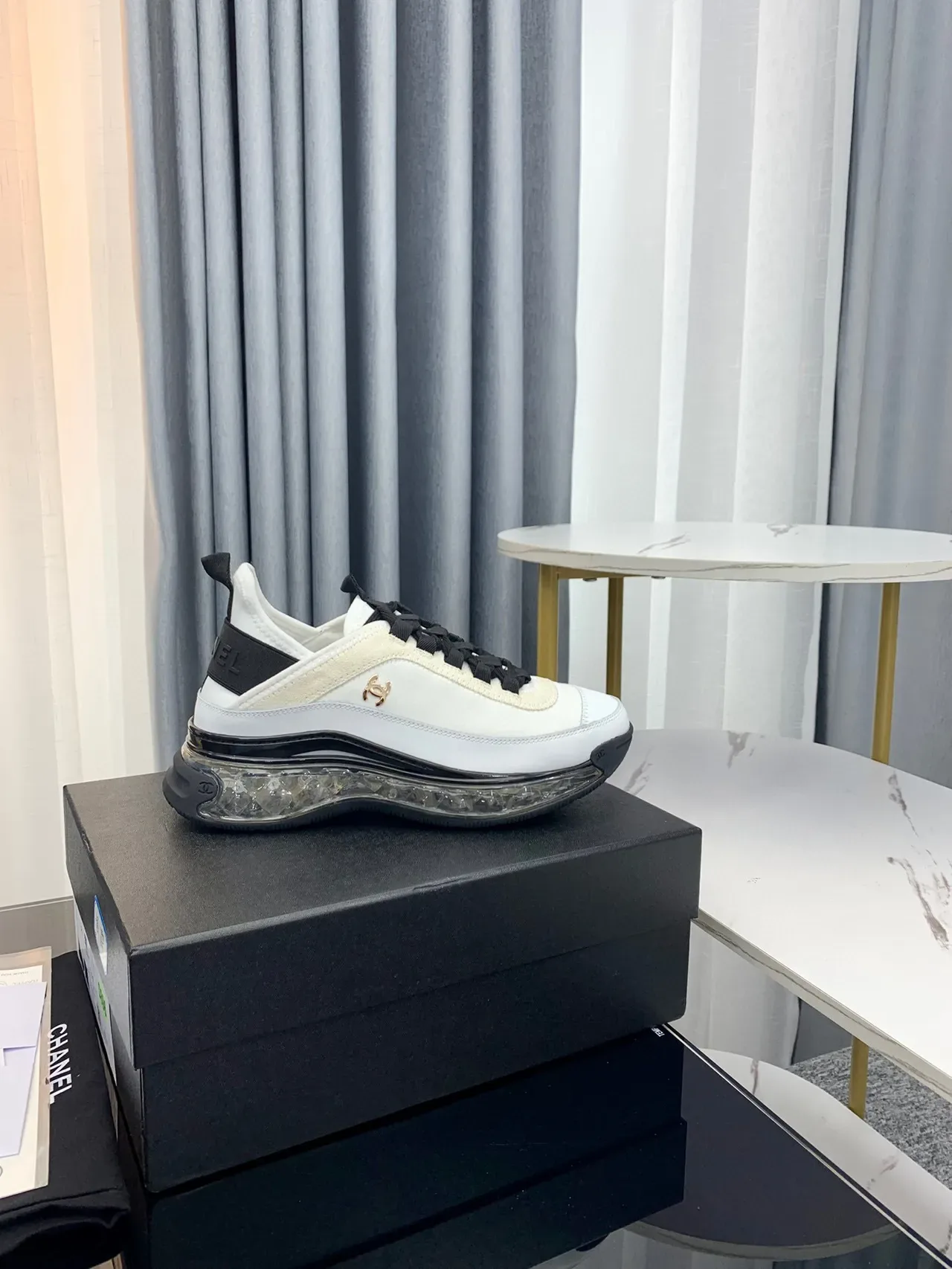 Chanel Tênis com Solado de Bolha Branco Preto Dourado Lifestyle Sneakers 9