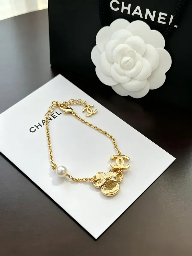 Chanel Camellia Émail et Perle Bracelet Doré 4
