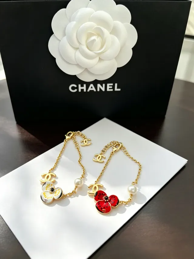 Chanel Camellia Émail et Perle Bracelet Doré 5