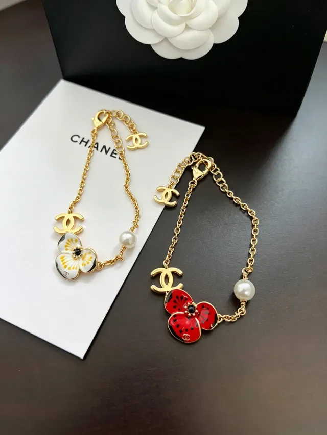 Chanel Camellia Émail et Perle Bracelet Doré 7