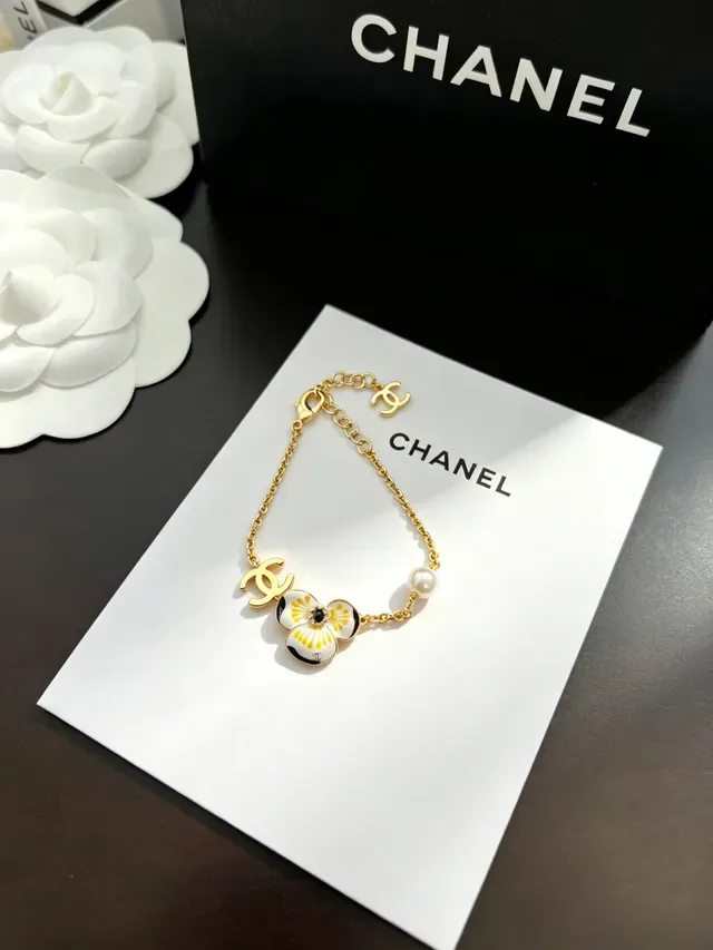 Chanel Camellia Émail et Perle Bracelet Doré 8