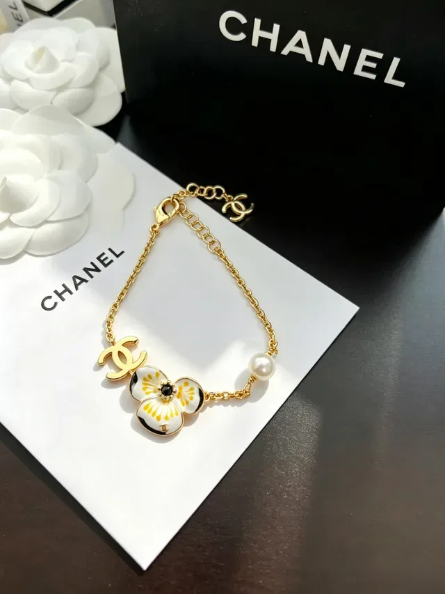 Chanel Camellia Émail et Perle Bracelet Doré 9