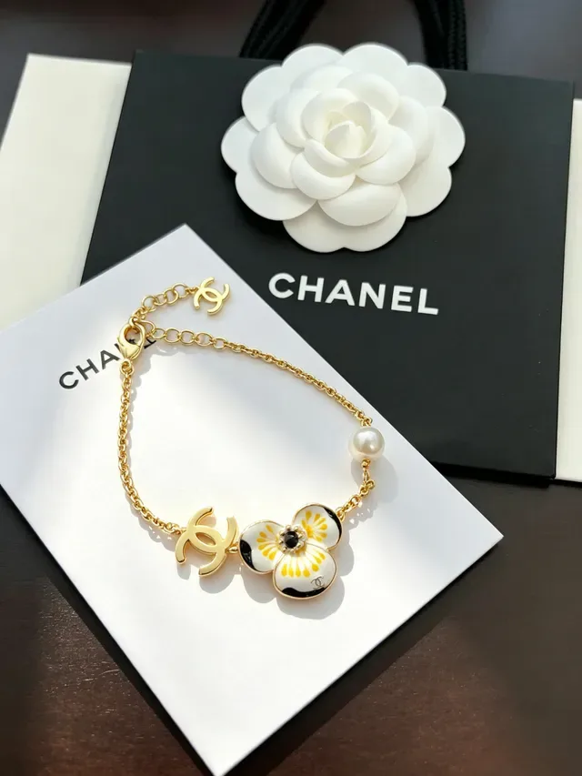 Chanel Camellia Émail et Perle Bracelet Doré 10
