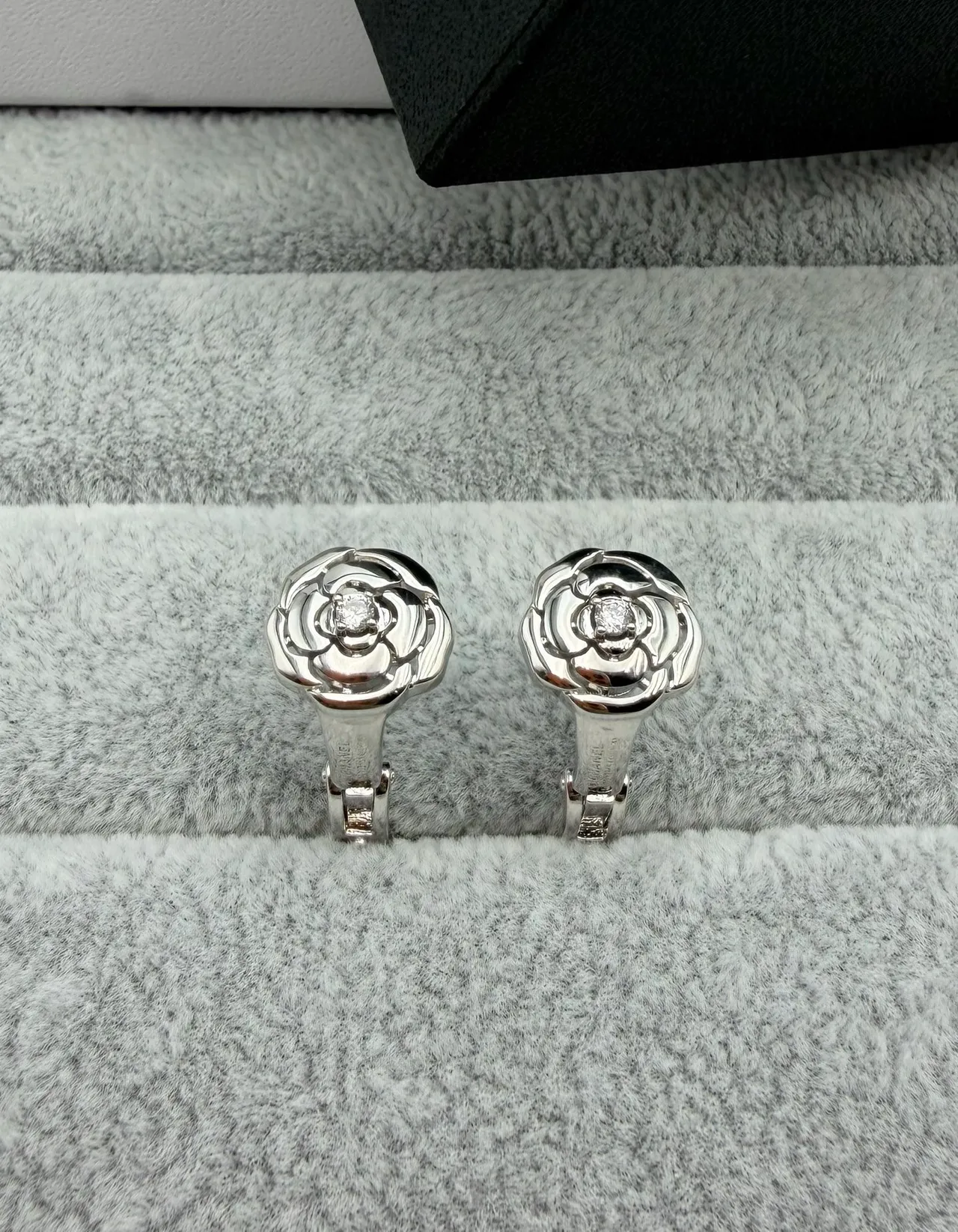Chanel Camellia Dourado Prata Motivo Flor Hinged Clip-On Brincos 4