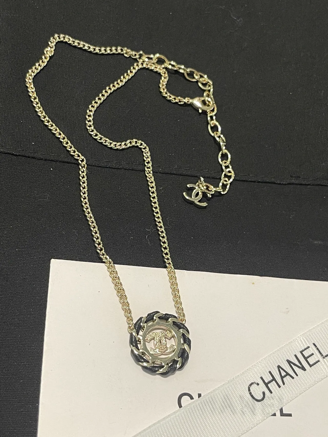 Chanel Camellia pingente ouro preto interligado CC logo cabo trançado motivo colar 2