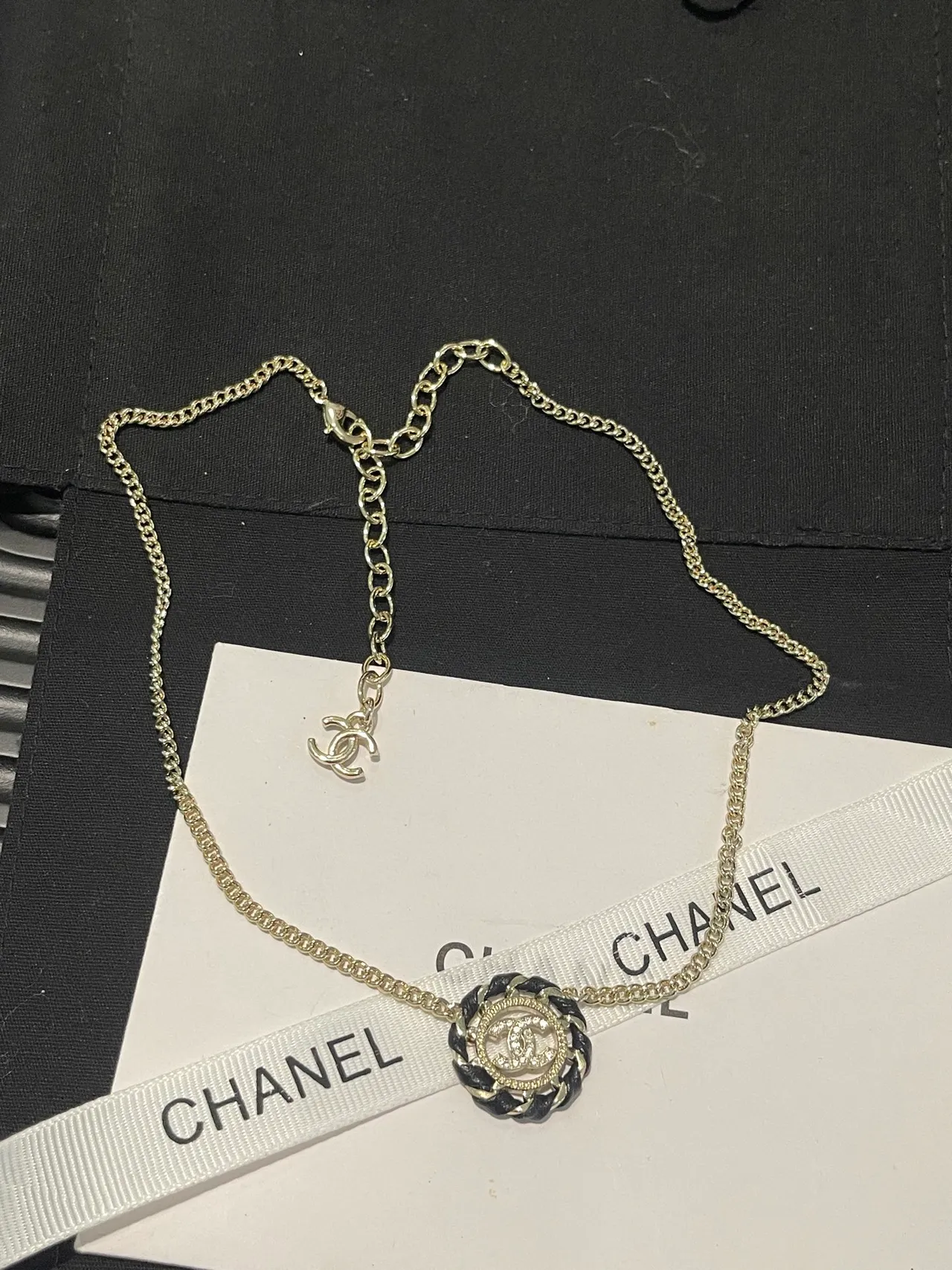 Chanel Camellia pingente ouro preto interligado CC logo cabo trançado motivo colar 3