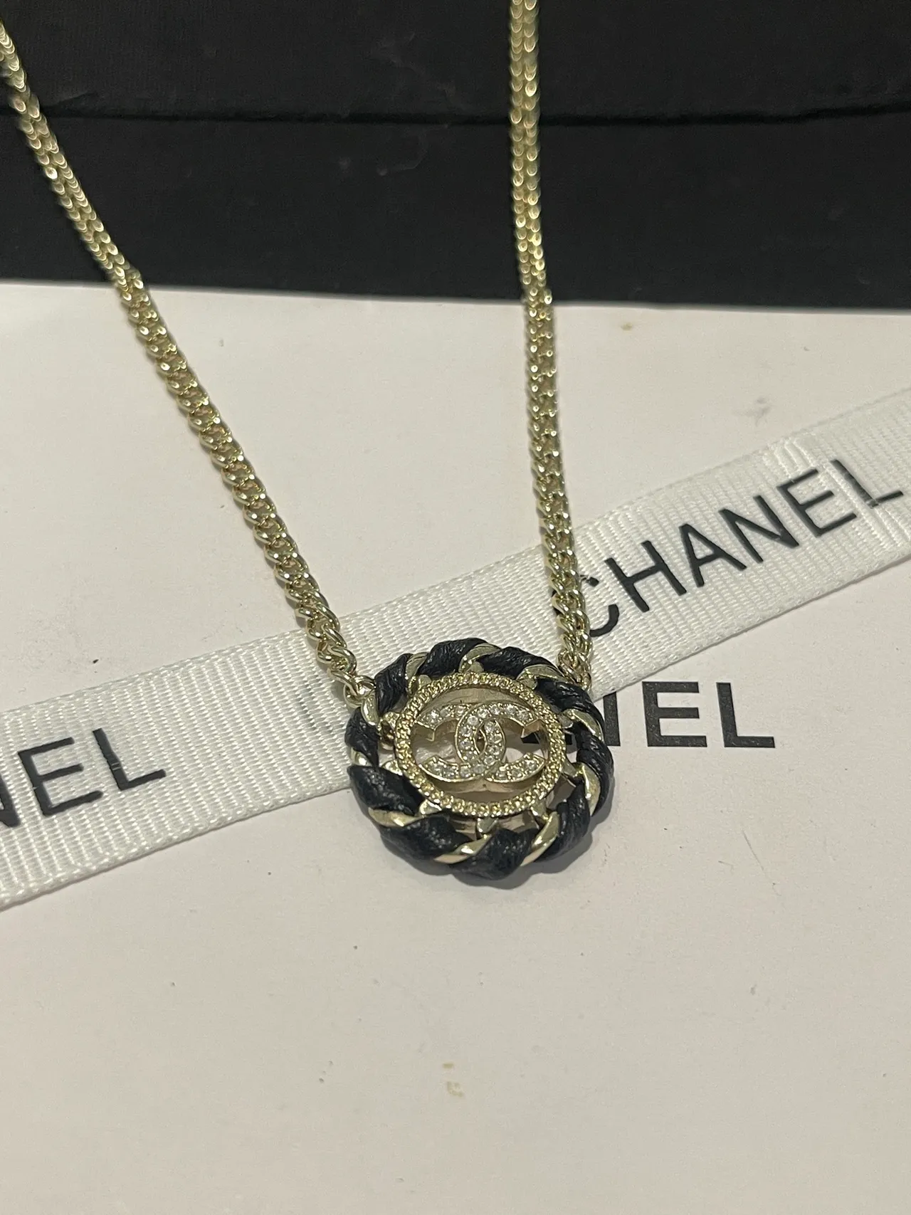 Chanel Camellia pingente ouro preto interligado CC logo cabo trançado motivo colar 4
